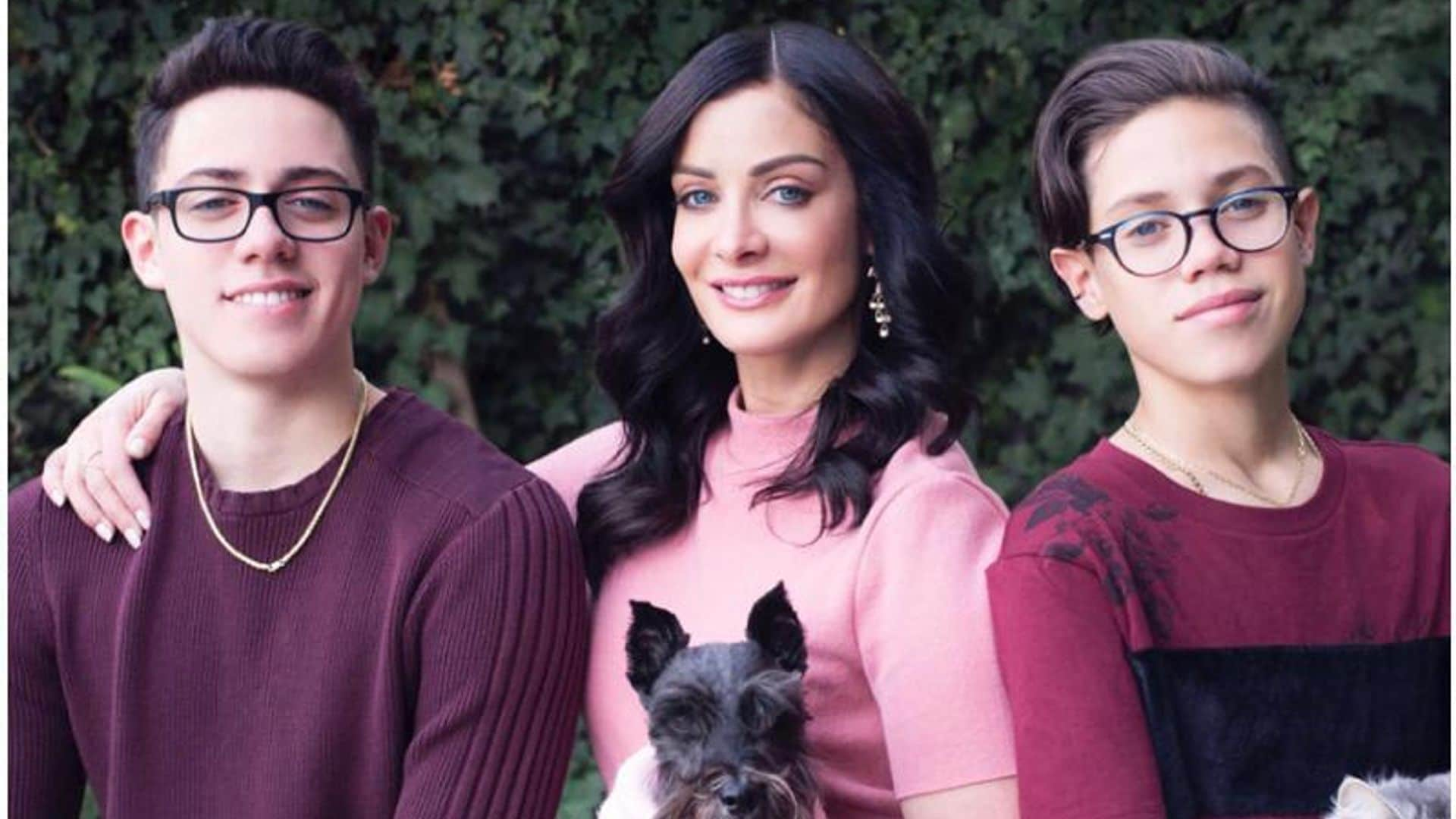 Dayanara Torres junto con sus hijos Cristian Marcus Muniz y Ryan Adrian Muniz