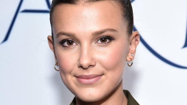 Millie Bobby Brown con blazer verde y cabello recogido