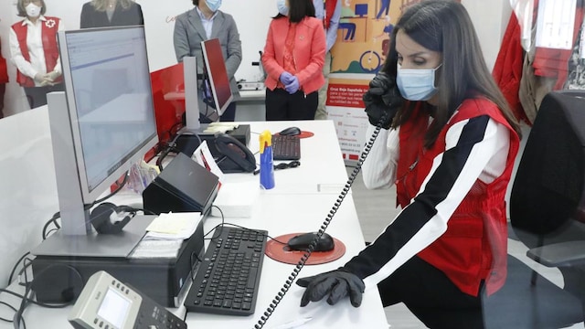 Queen Letizia working at the Red Cross