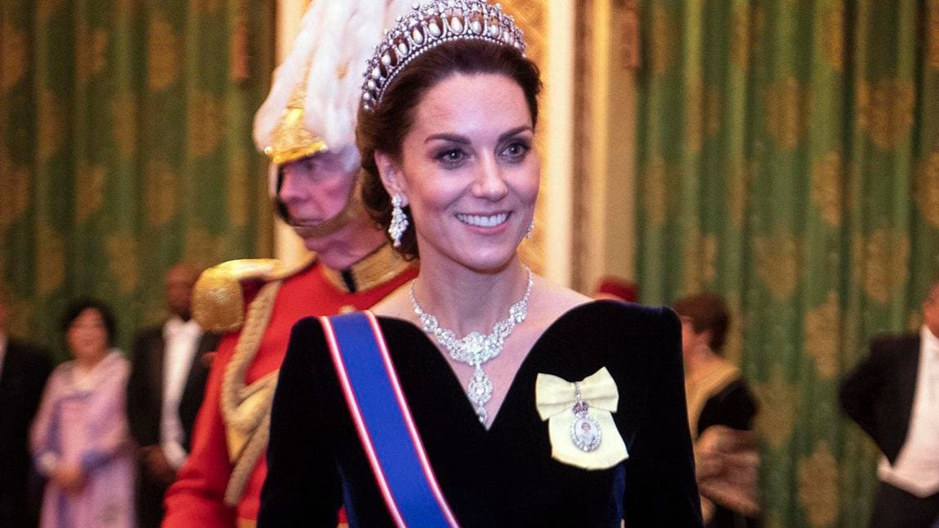 Kate Middleton breaks all fashion traditions -but one- at regal banquet