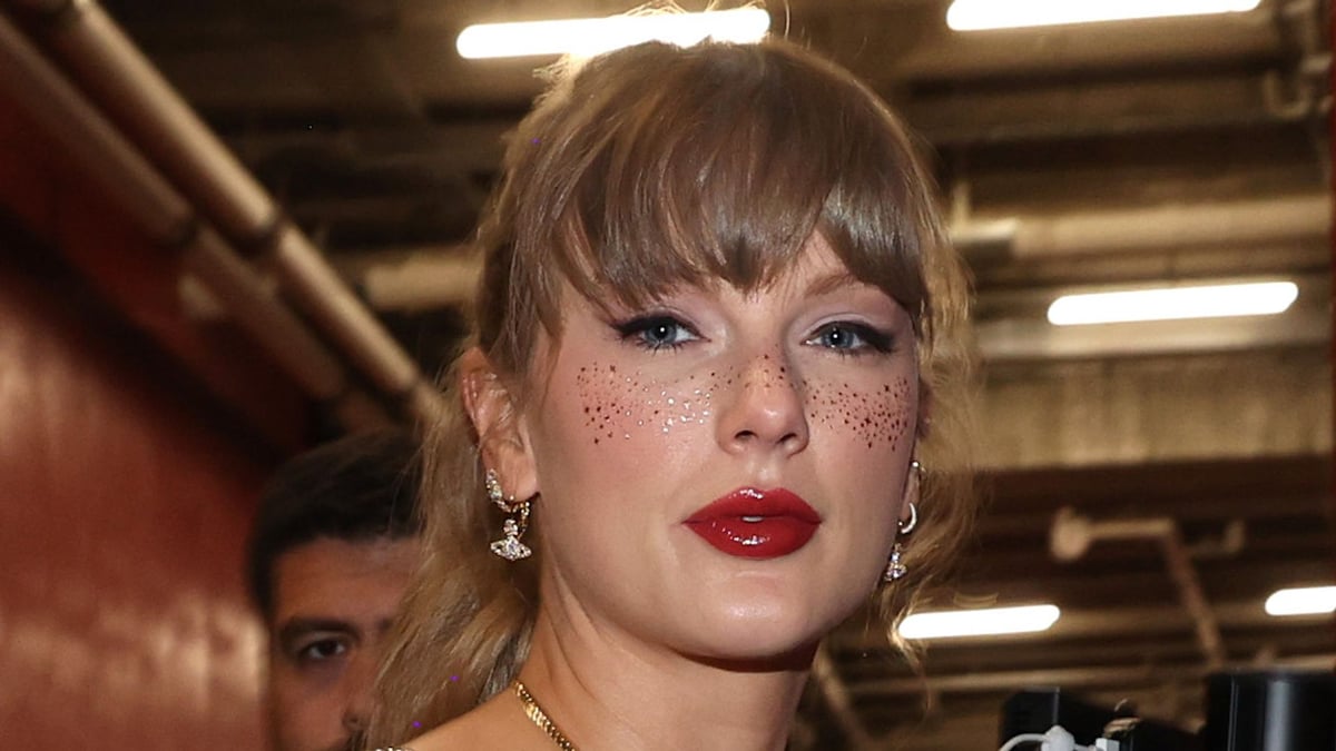 Taylor Swift arrives at Travis Kelce's…