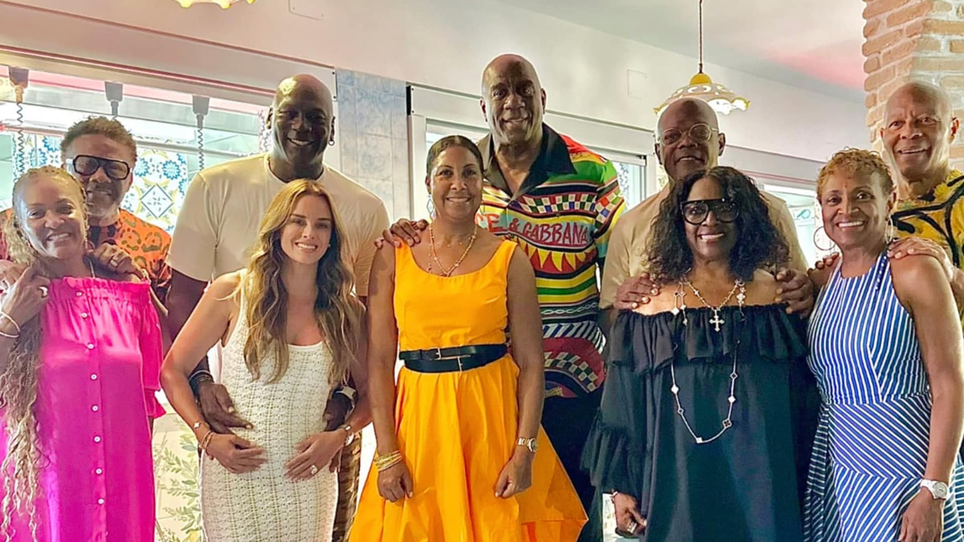 Michael Jordan and Yvette Prieto join Magic Johnson and Samuel L. Jackson on a family sing-along in Italy