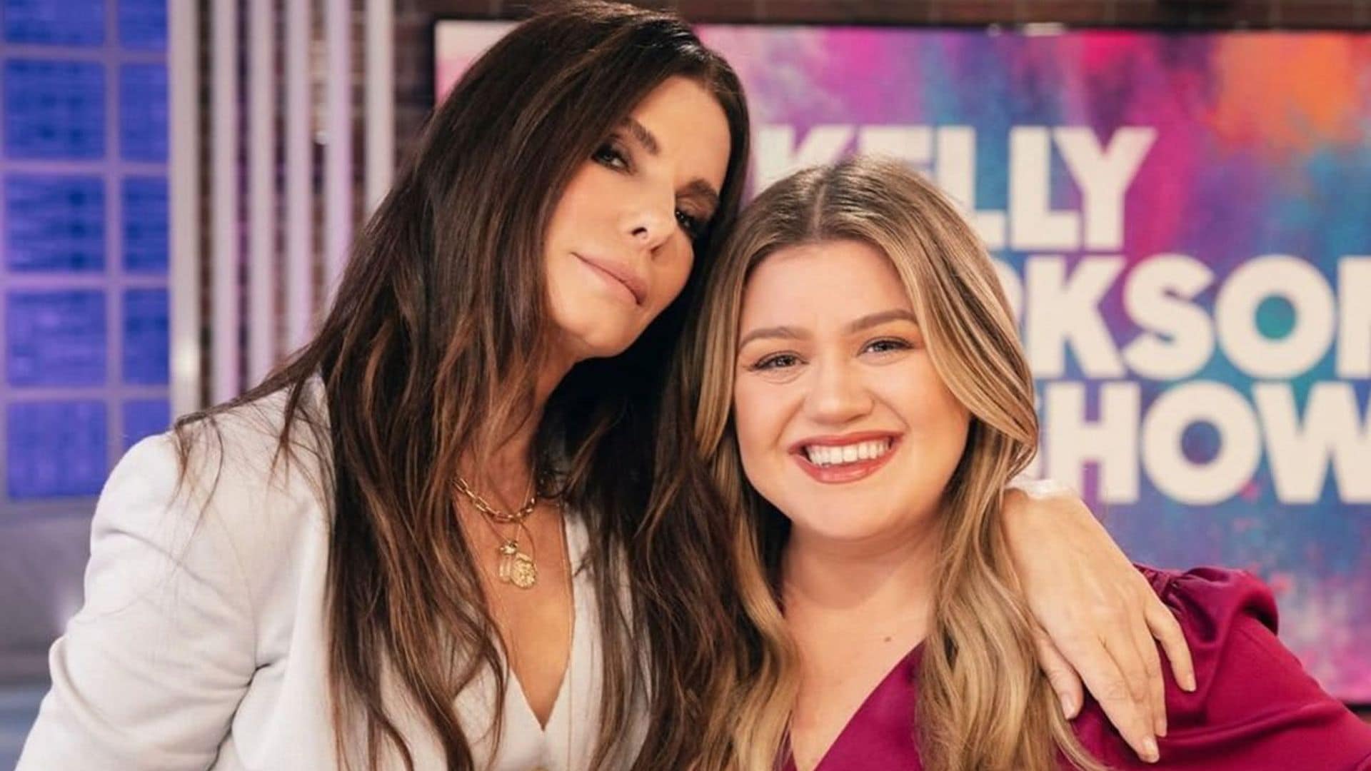 Kelly Clarkson sweats in front of Sandra Bullock and they might be best friends now