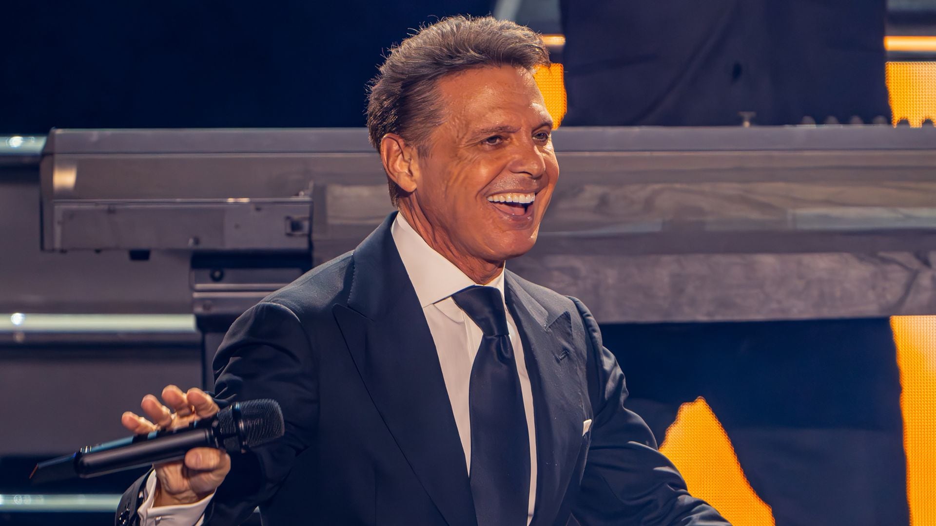 Luis Miguel gets tearful singing 'La Incondicional' at a recent show