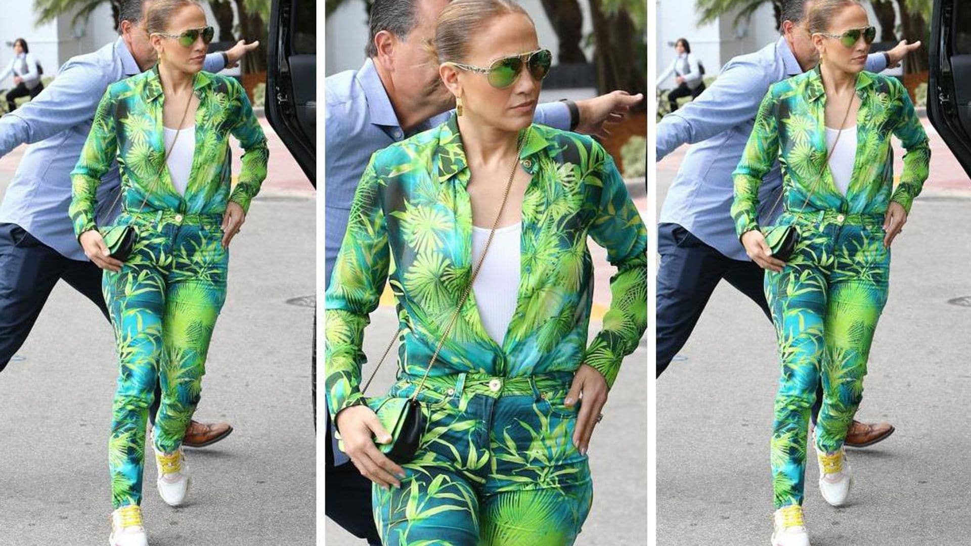 Jennifer Lopez se decanta por el estampado tropical, esta vez en clave sport de acuerdo a las fashion trends primaverales