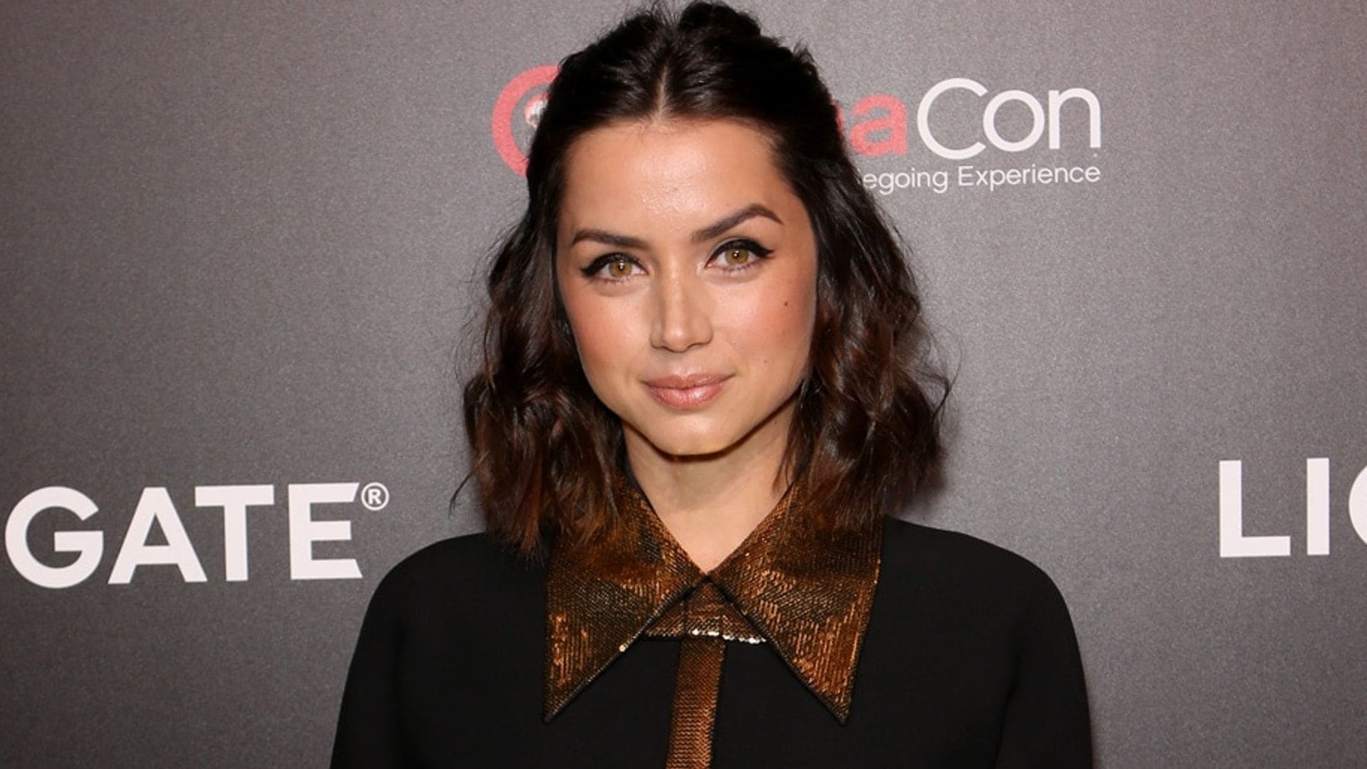 You'll want to copy Ana de Armas' retro-glam look from CinemaCon 2019