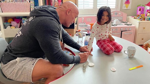 Dwayne Johnson paints his daughter's nails