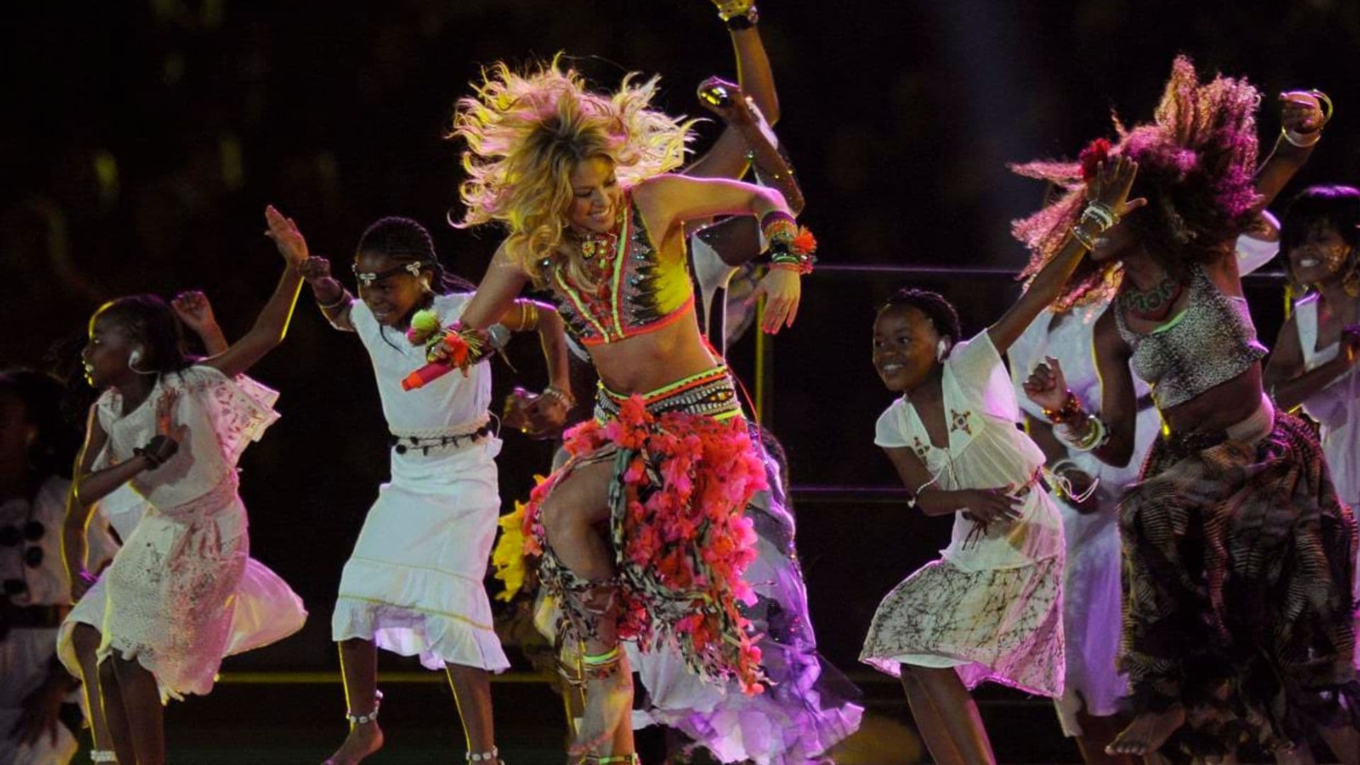 Colombian singer Shakira (C) performs du