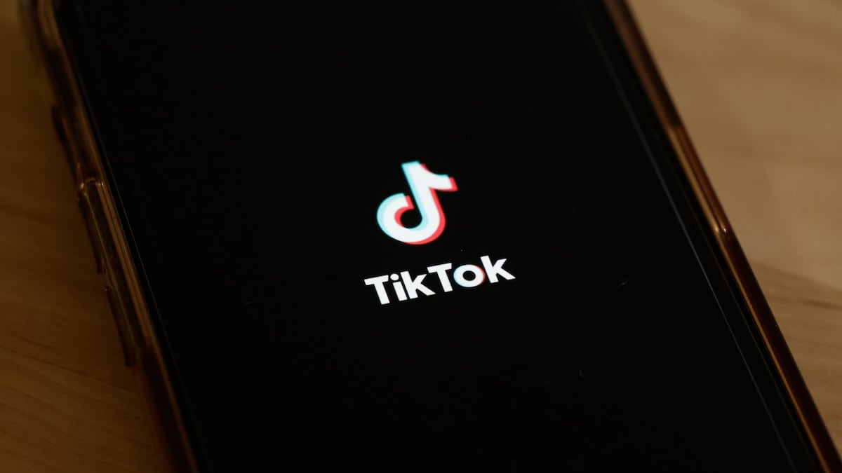 https://www.hola.com/us/horizon/landscape/0e999b268c37-new-york-new-york-in-this-photo-illustration-the-tiktok-app-is-seen-on-a-phone-o.jpg?im=Resize=(1200)