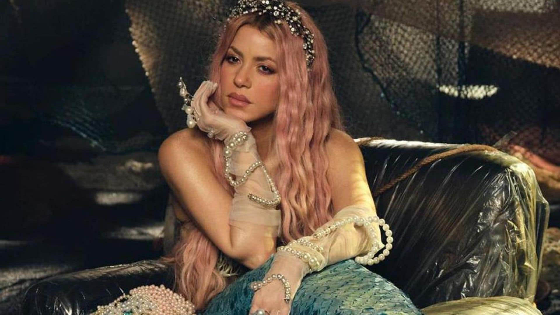 Do you know how much Shakira's mermaid tail in 'Copa Vacía' weighed?