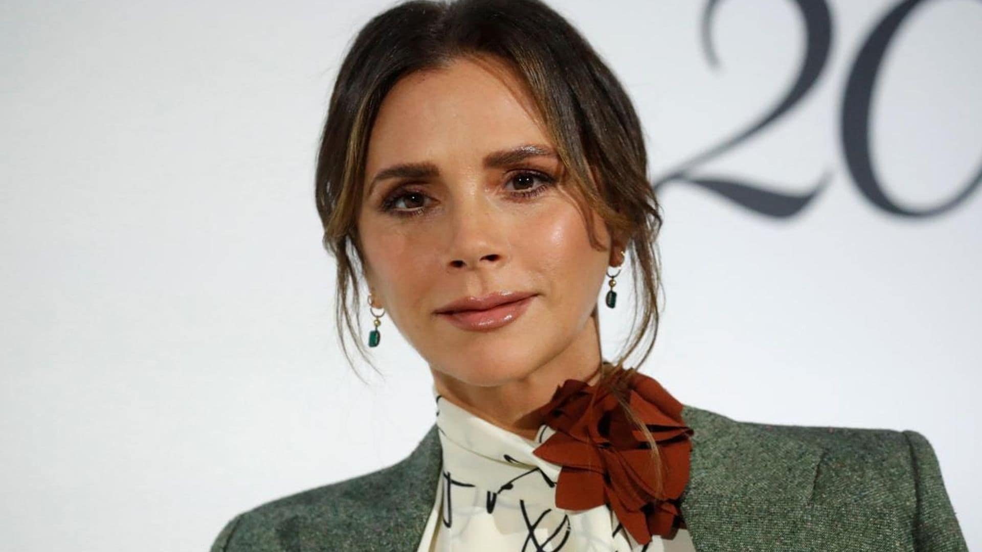 Victoria Beckham poses with lookalike sister Louise Adams in birthday celebration