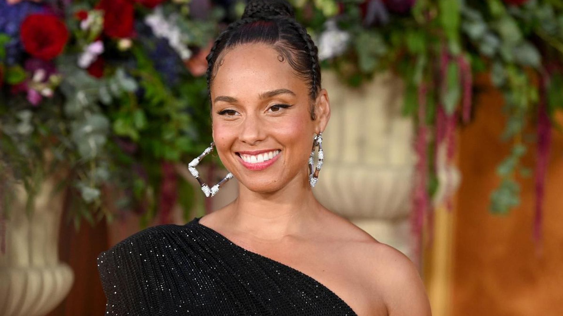 Alicia Keys rides a hot air balloon and visits Aztec ruins in Mexico before her concert
