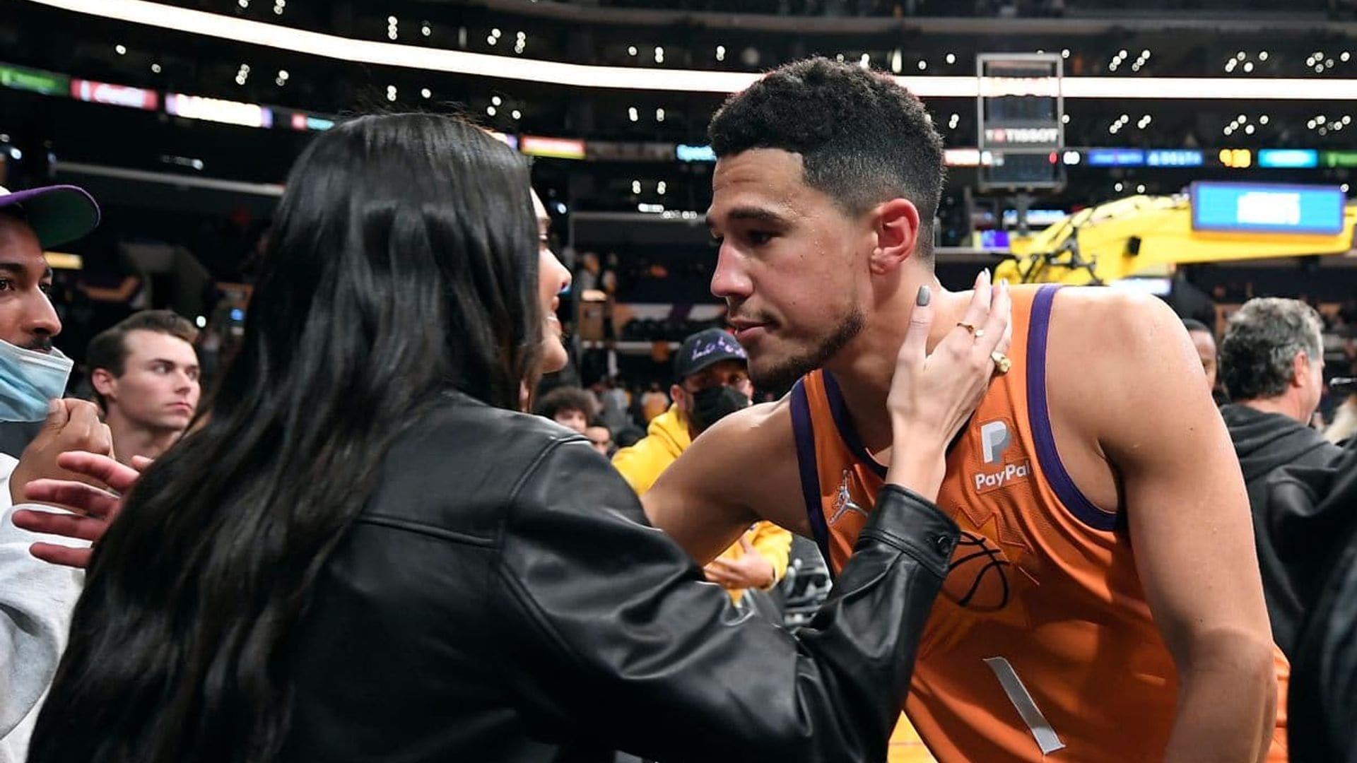 Kendall Jenner kisses her boyfriend Devin Booker in NBA game