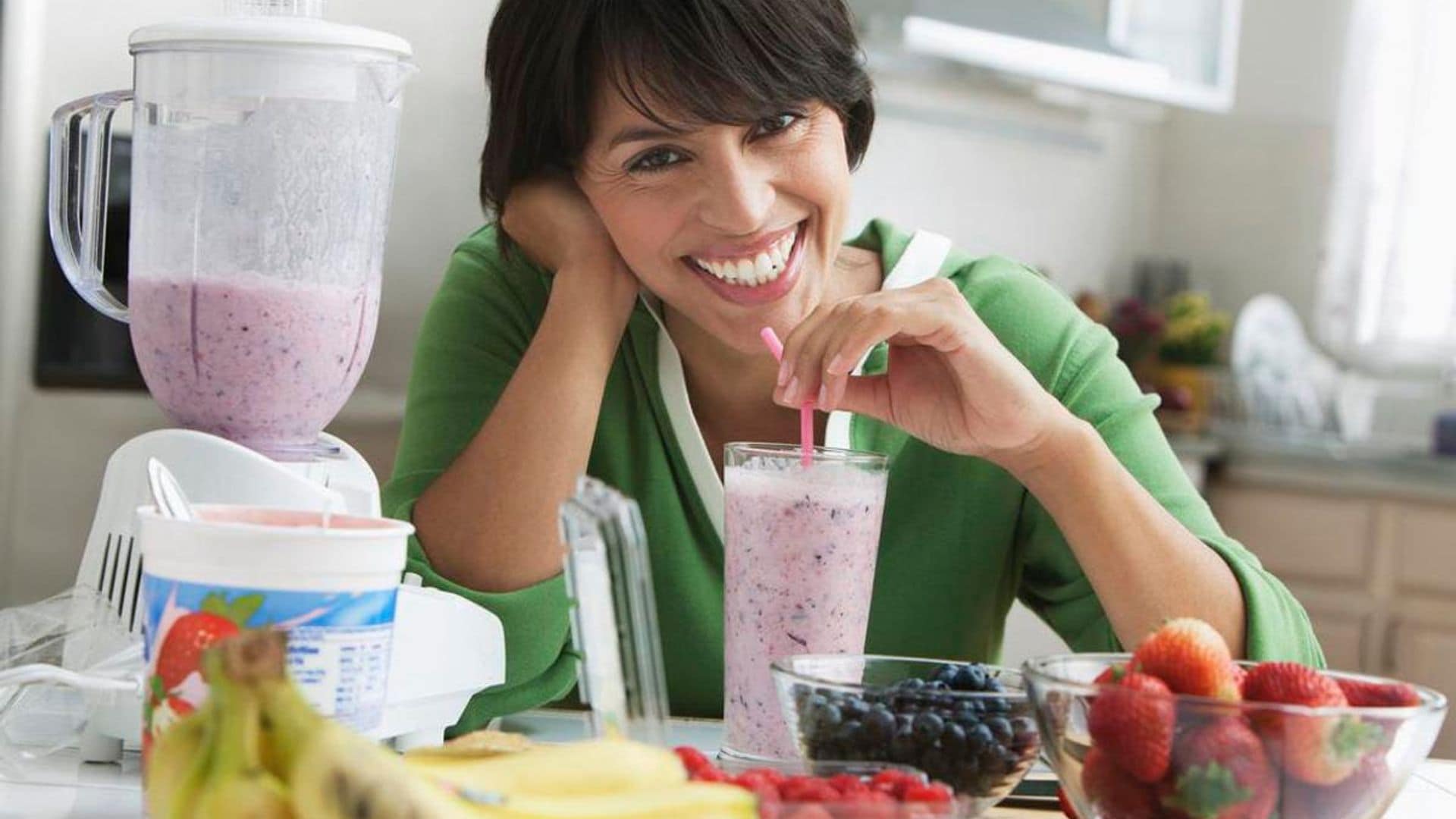 Joven probando batidos de frutas saludables