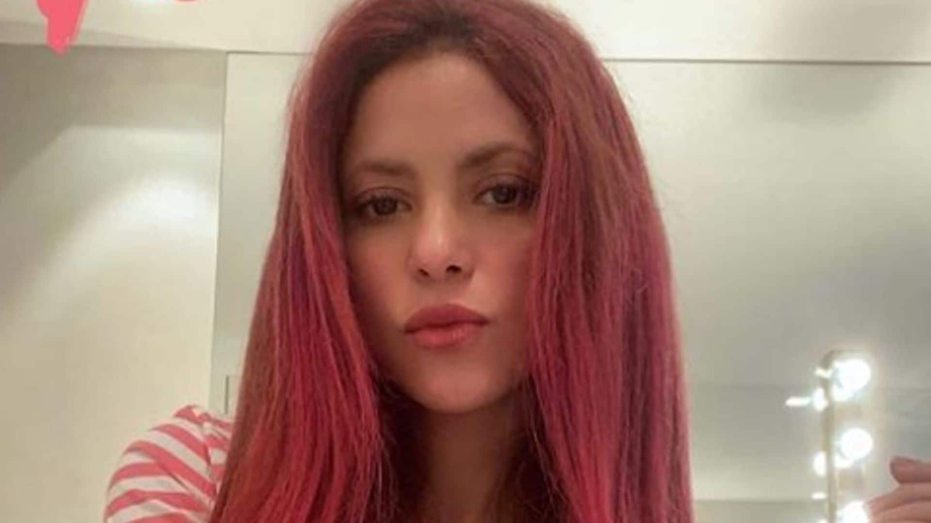 Shakira dyes hair wrong color and the result is epic