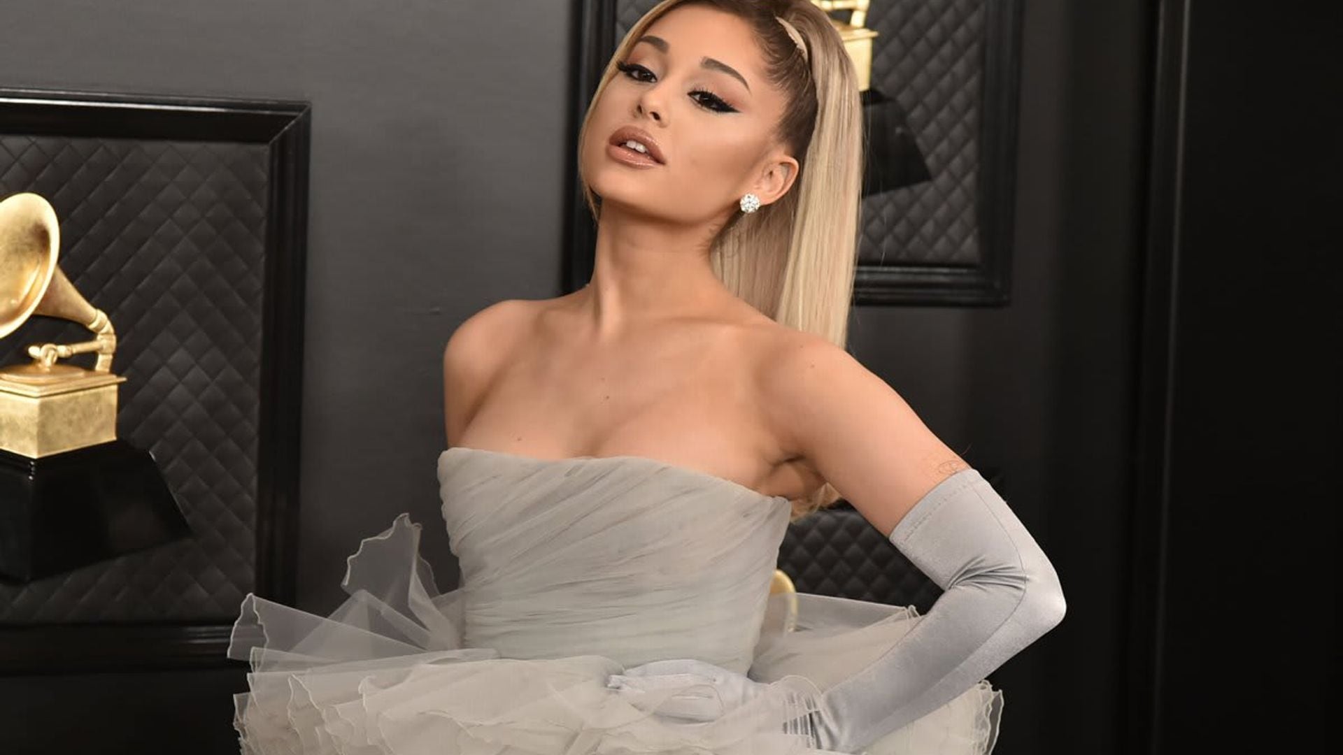 Ariana Grande shows off outfit outtakes from her upcoming debut on ‘The Voice’