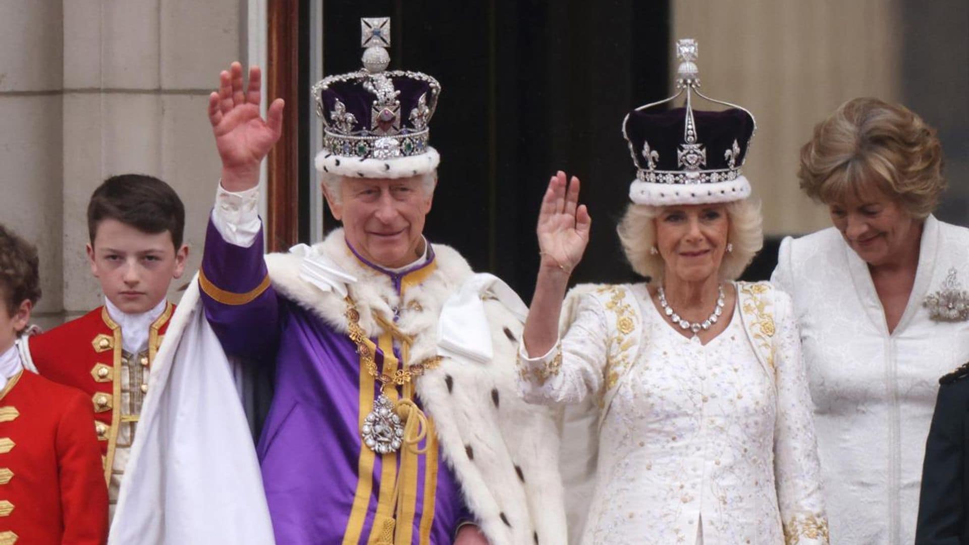 King Charles’ Coronation: Royal Family waves from the balcony