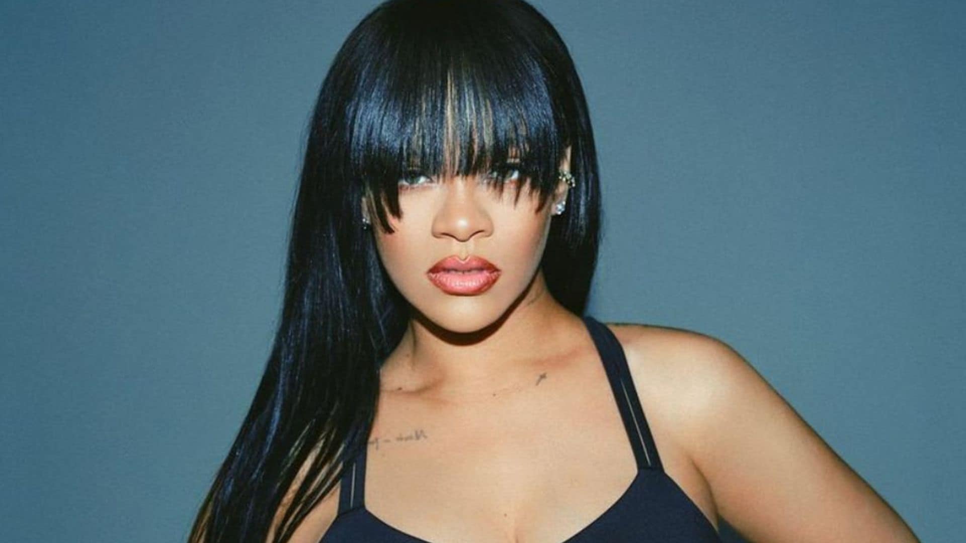 Rihanna’s new hairstyle: 90s bangs and jet black hair