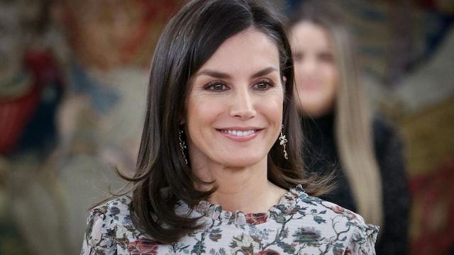 Queen Letizia changes up look with glamorous curls at art fair