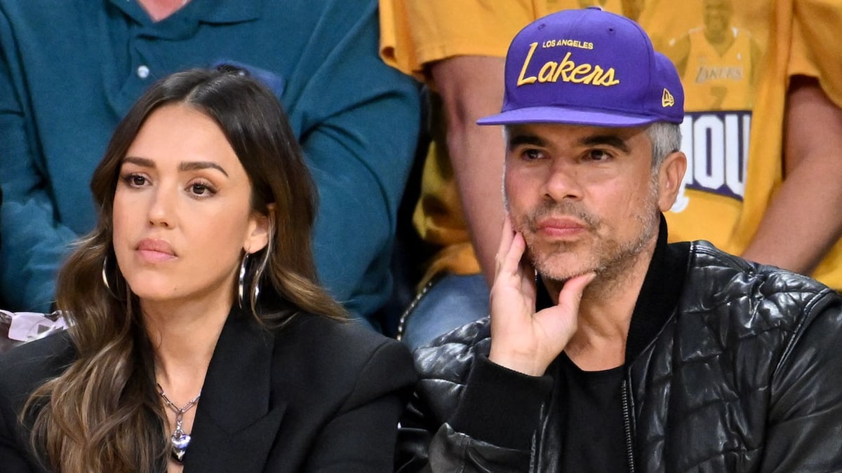 https://www.hola.com/us/horizon/landscape/20bed9a3cf26-los-angeles-california-jessica-alba-and-cash-warren-attend-a-basketball-game-bet.jpg?im=Resize=(1200)