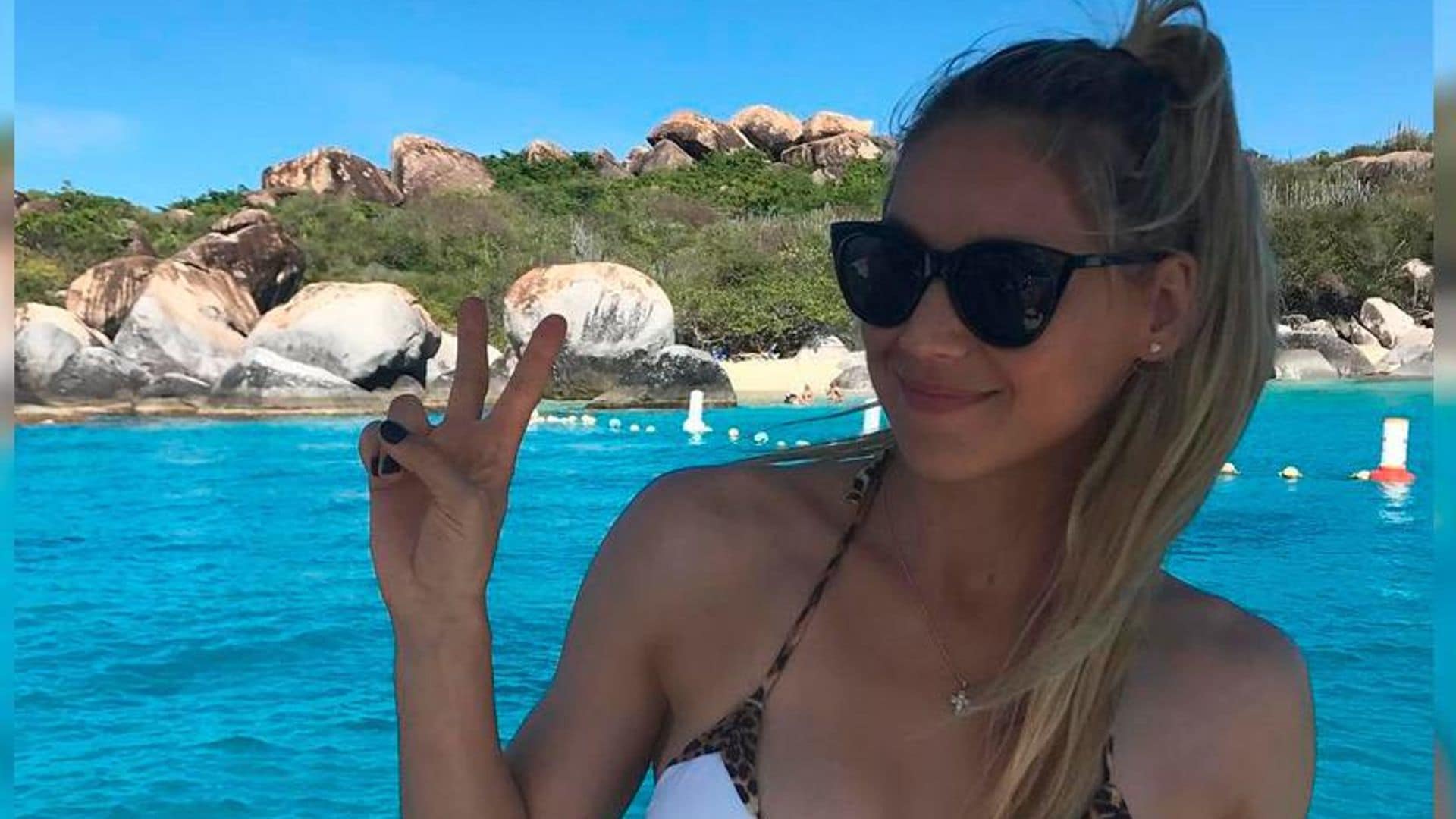 Anna Kournikova shows off her stunning bikini body!