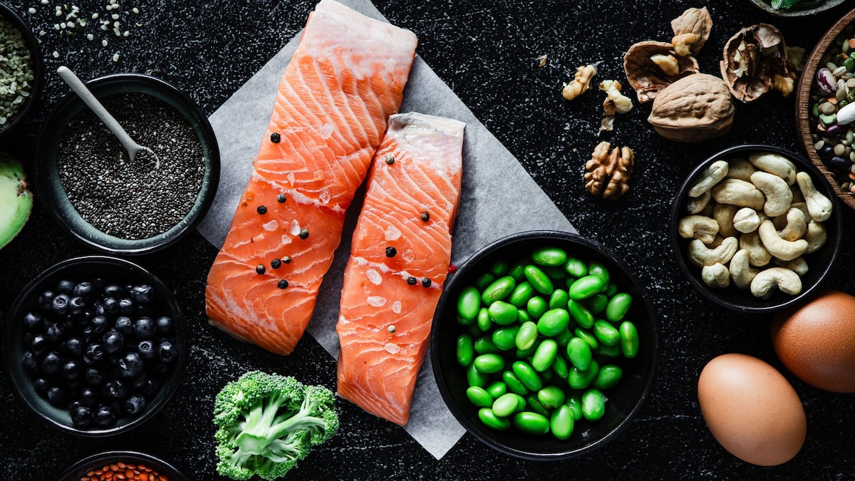 https://www.hola.com/us/horizon/landscape/21fa64b050b1-table-top-view-of-omega-3-rich-food-items-on-black-background.jpg?im=Resize=(1200)