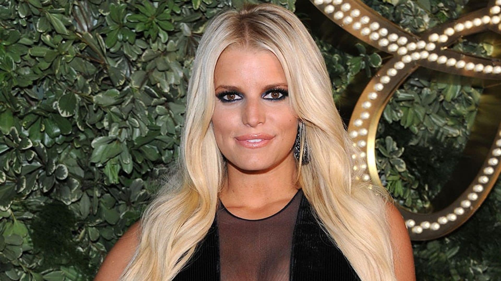 Jessica Simpson shows off her 'dangerous curves' in Mexico