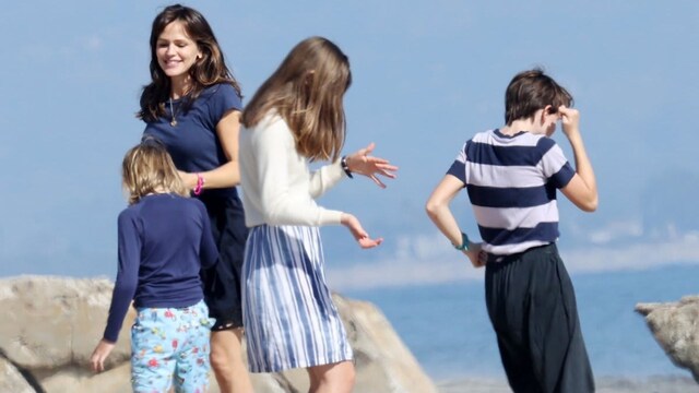 Jennifer Garner and her kids at the beach