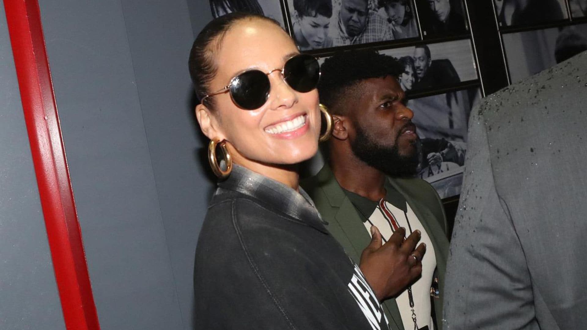 Alicia Keys shows off her abs while she enjoys herself in Bogotá