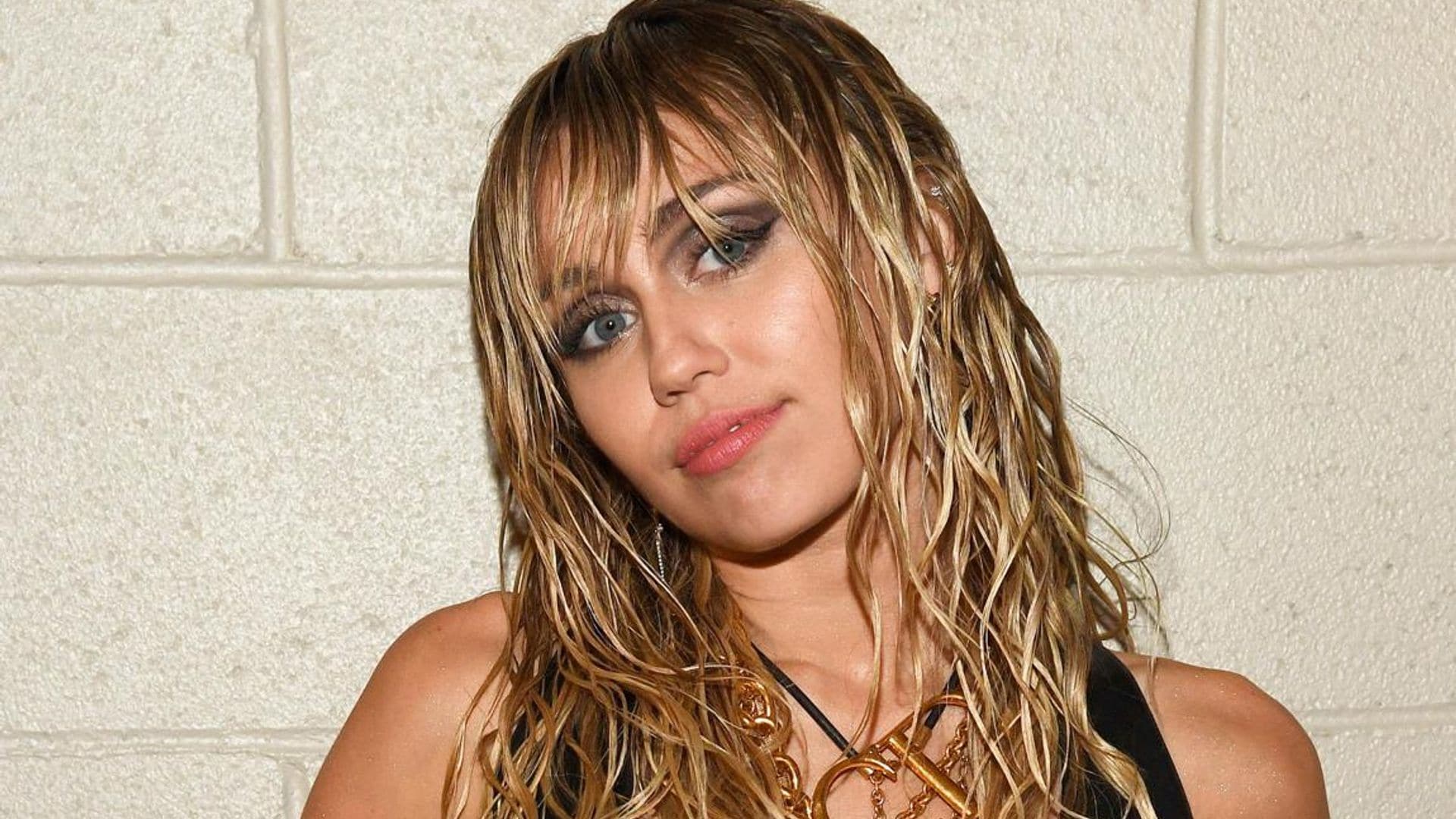 Miley Cyrus vestida de negro con wet look