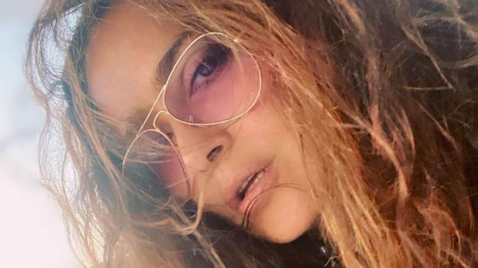 Salma Hayek’s beach hair is giving us Shakira vibes: get the look!