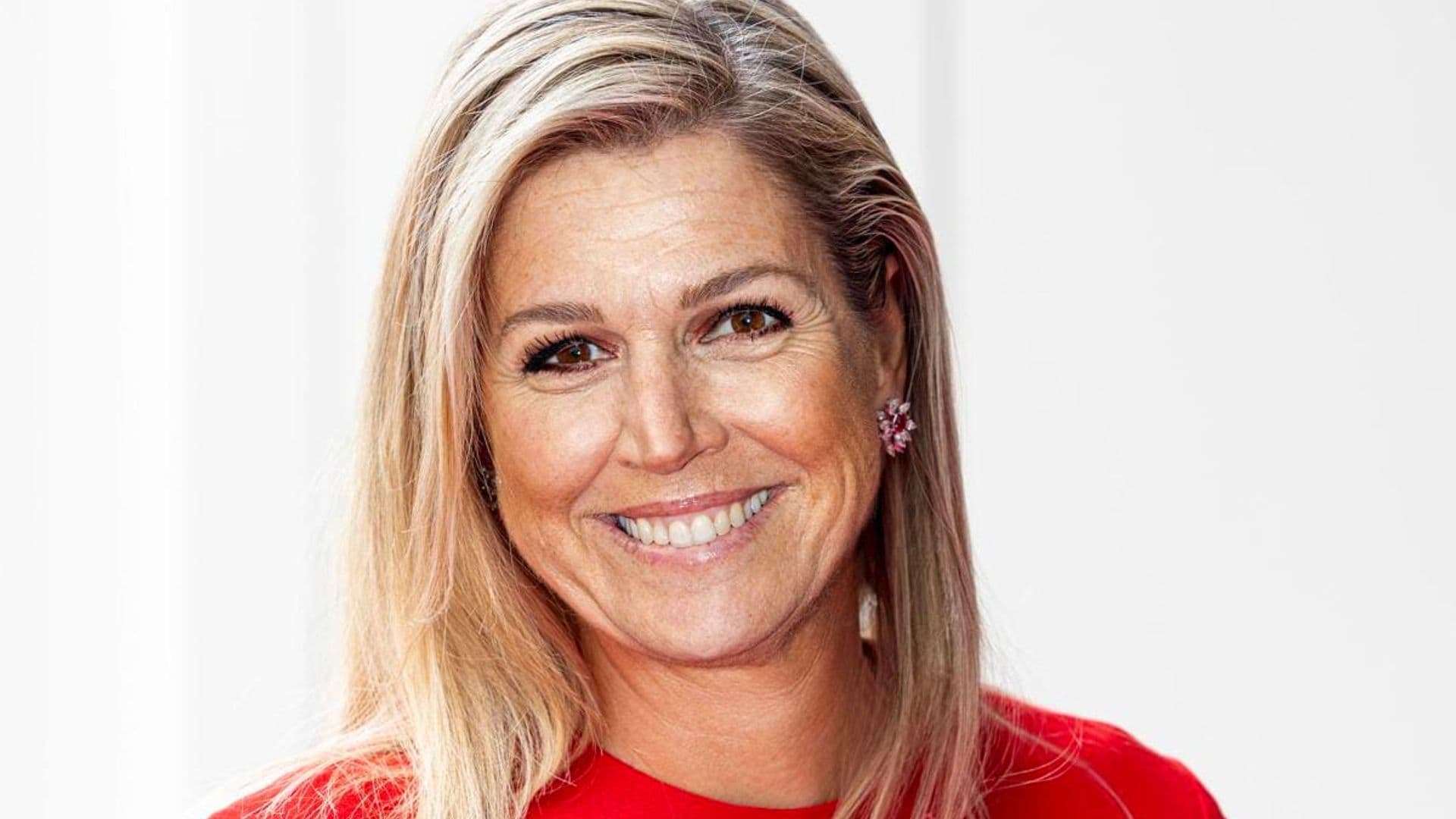 See Queen Maxima pose for an adorable photo with a hedgehog