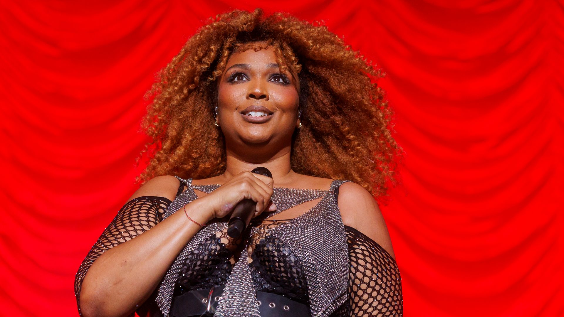 Lizzo showcased her cinched waist and dangerous curves during a concert in Los Angeles