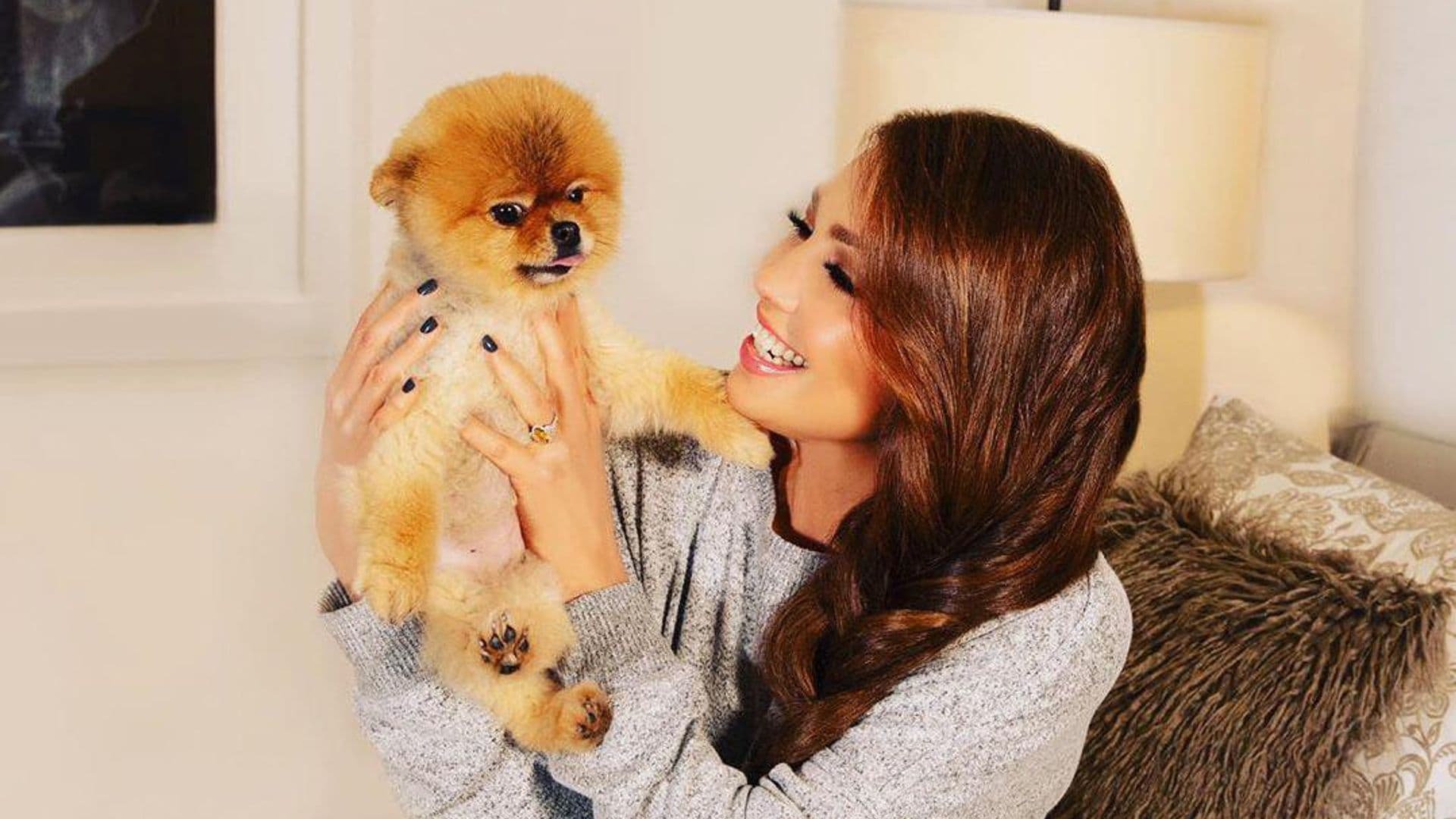 Thalia’s little dog’s reaction on camera is the sweetest thing you will see today