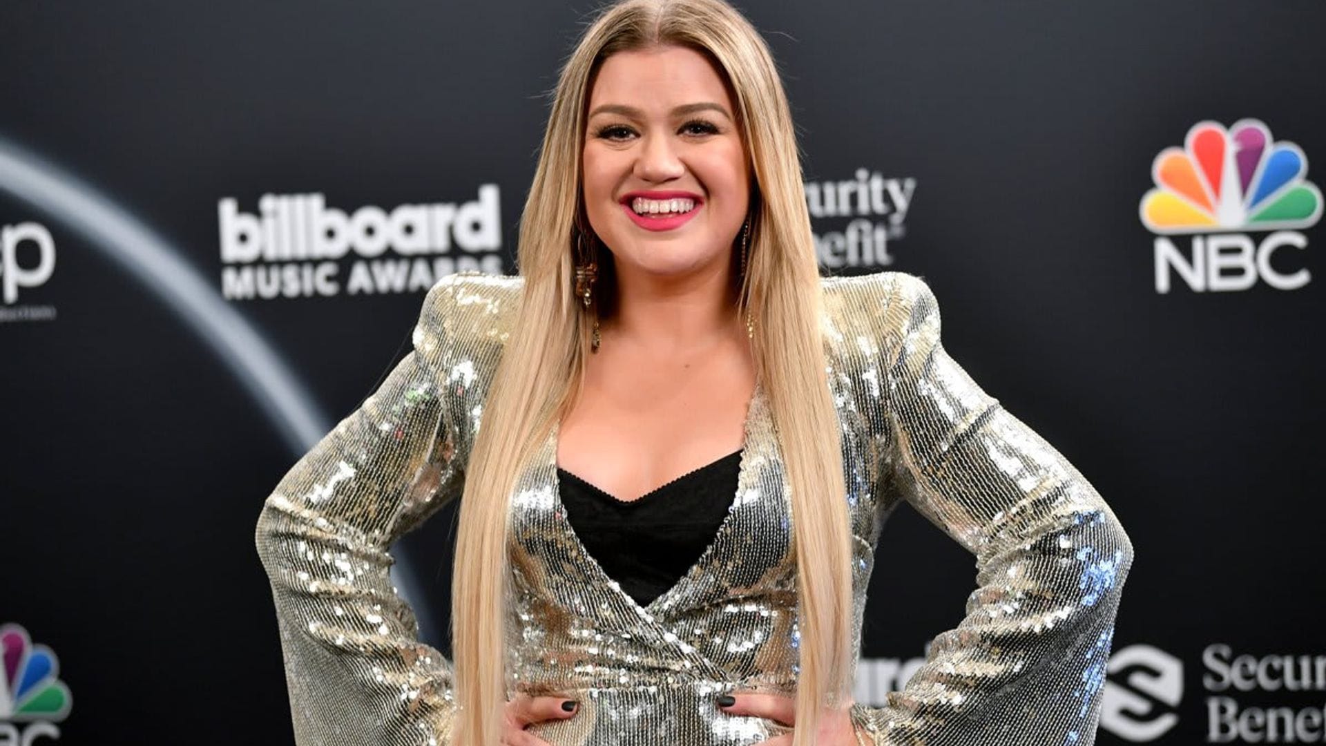 Kelly Clarkson’s talk show might take over for Ellen DeGeneres