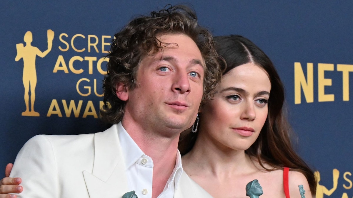 https://www.hola.com/us/horizon/landscape/2b9cfd1a98e6-us-actor-jeremy-allen-white-and-actress-molly-gordon-o-poses-with-the-awards-for.jpg?im=Resize=(1200)