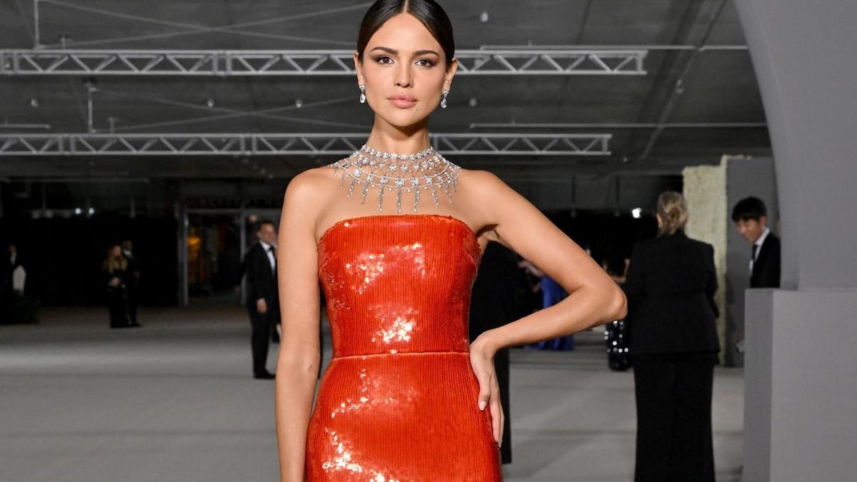 Eiza González looks stunning in this low-cut p[pink dress