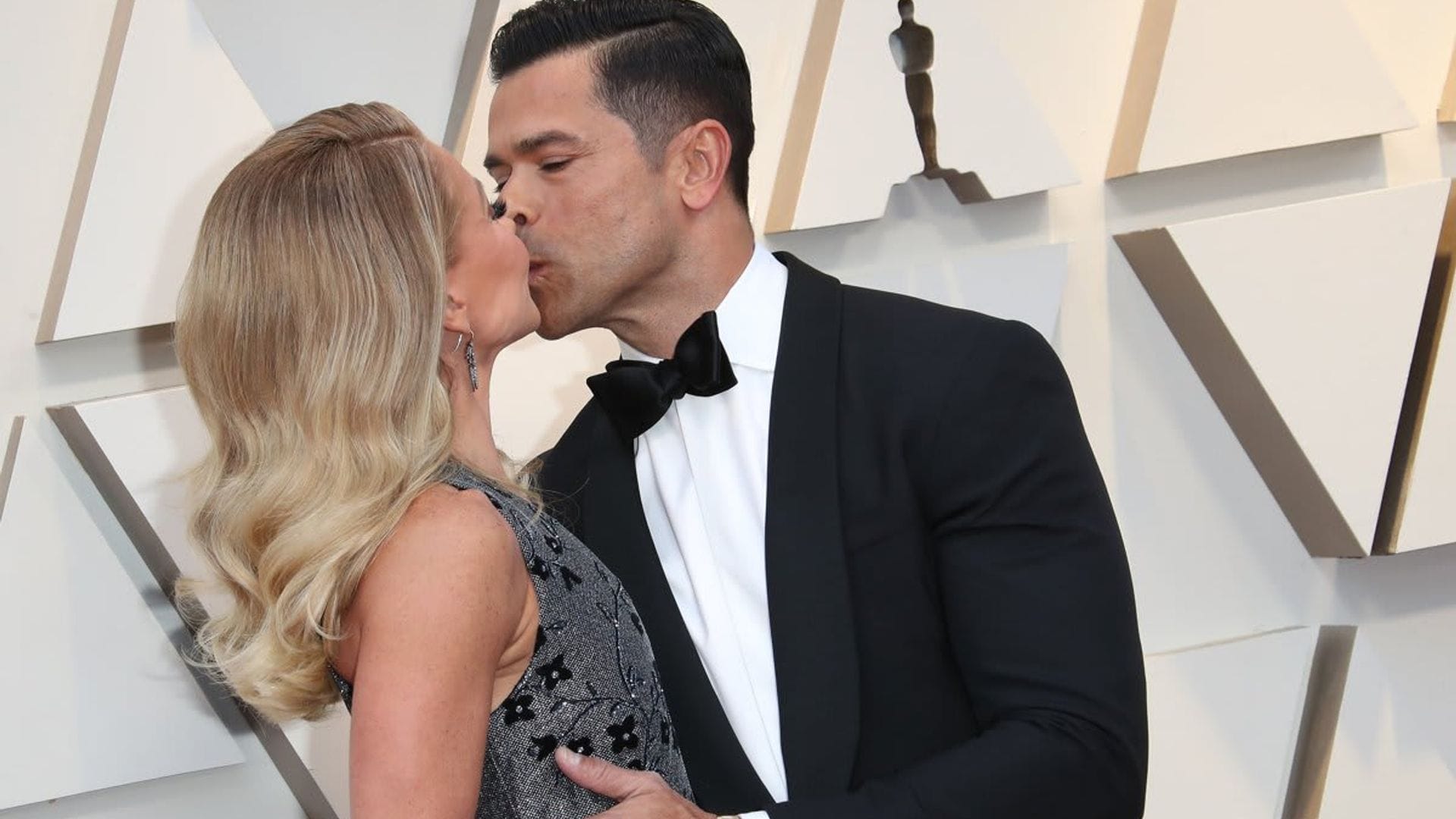 Mark Consuelos has Kelly Ripa ‘sobbing’ from emotional anniversary tribute: Watch now!