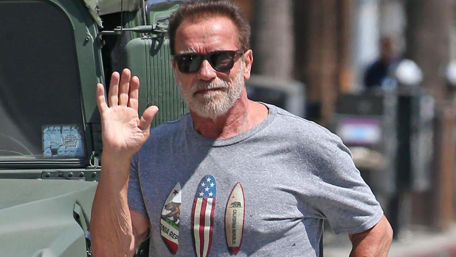 Arnold Schwarzenegger surprises fans and buys custom-carved ‘Terminator’ pipe