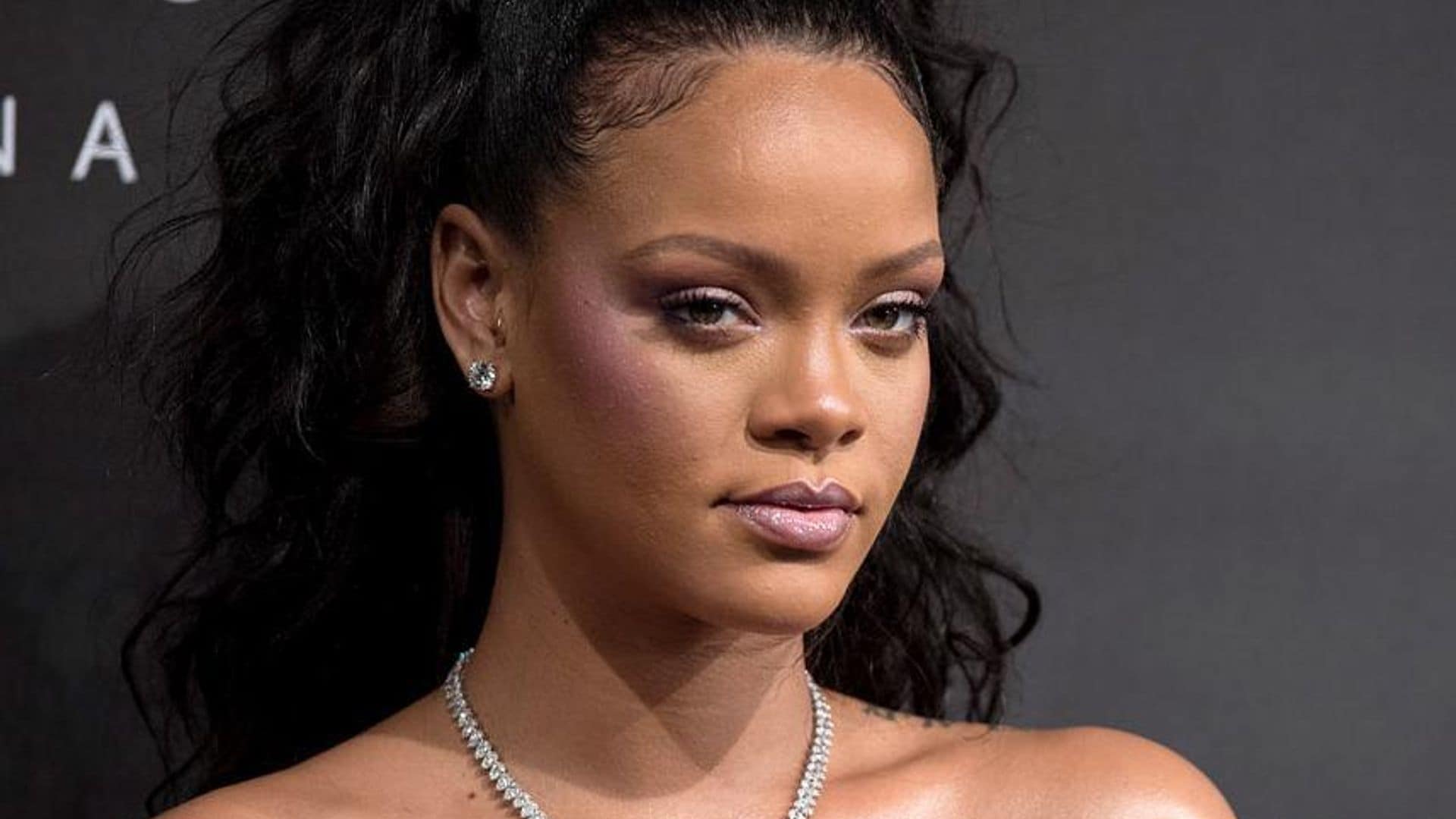 Rihanna' diamond necklace