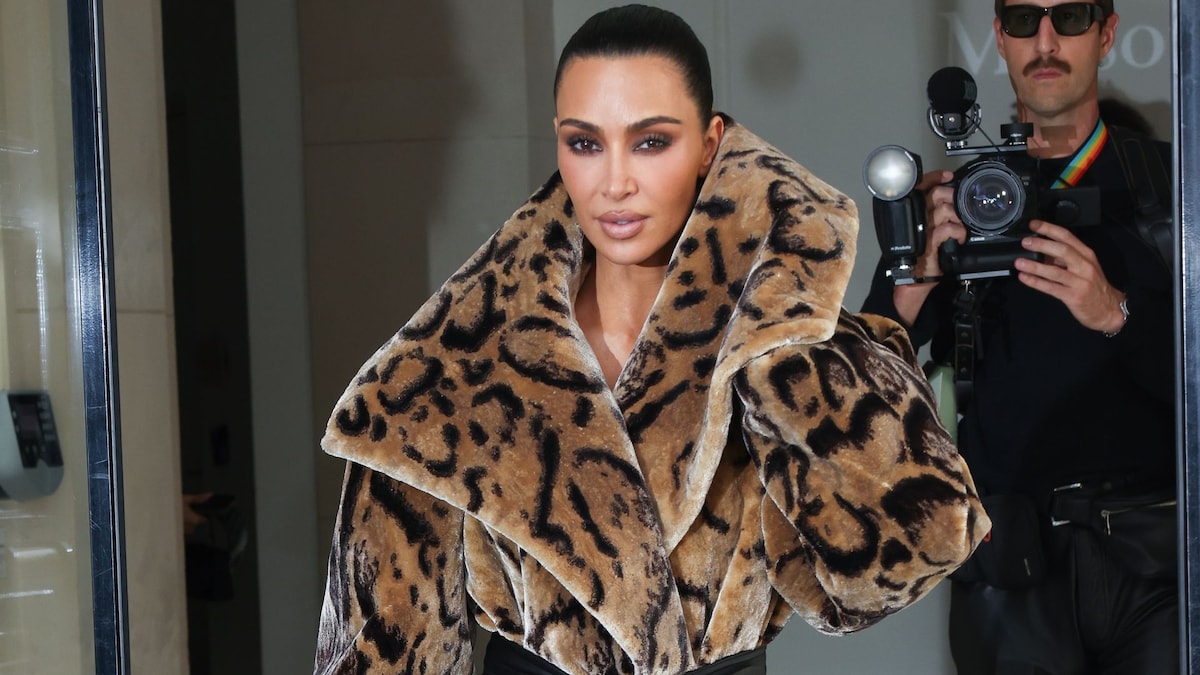 https://www.hola.com/us/horizon/landscape/39d9e496d944-paris-france-kim-kardashian-is-seen-leaving-a-margiela-exhibition-on-march-03-20.jpg?im=Resize=(1200)