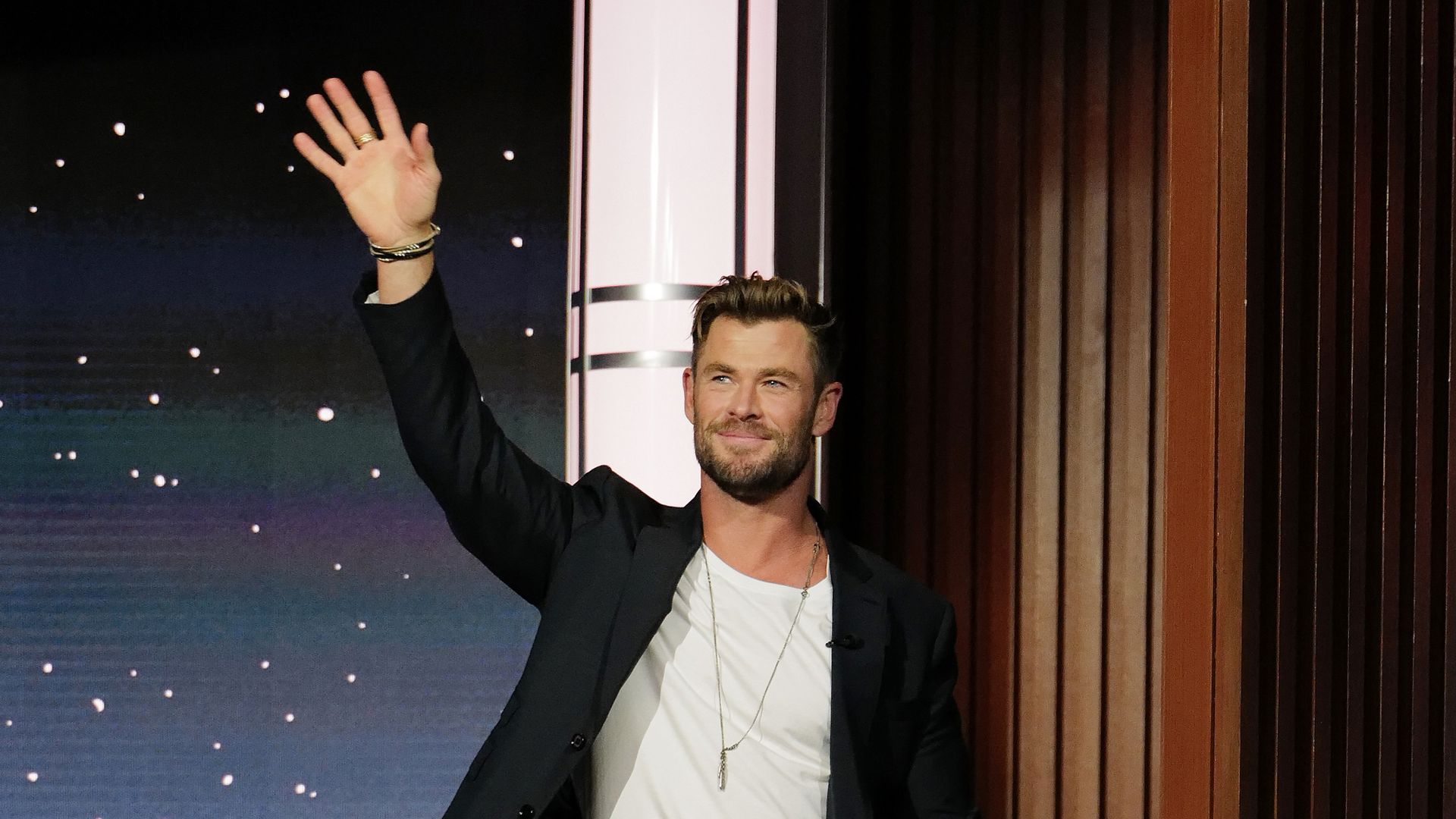 Chris Hemsworth cuts fan hair to resemble the bowl haircut he usually gives to his twin sons