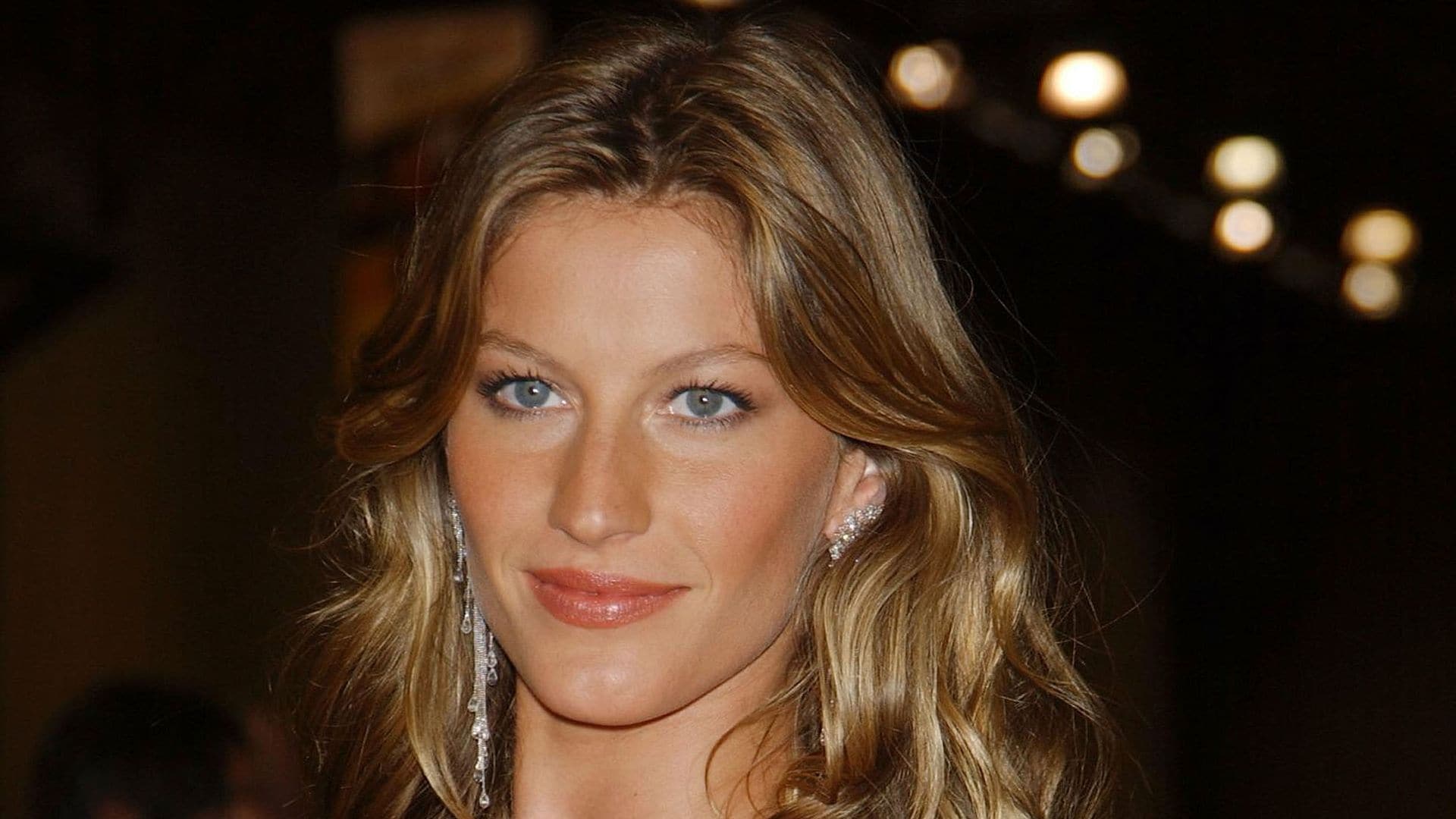 Gisele Bündchen shows growing baby bump in active beach day in Costa Rica [VIDEO]