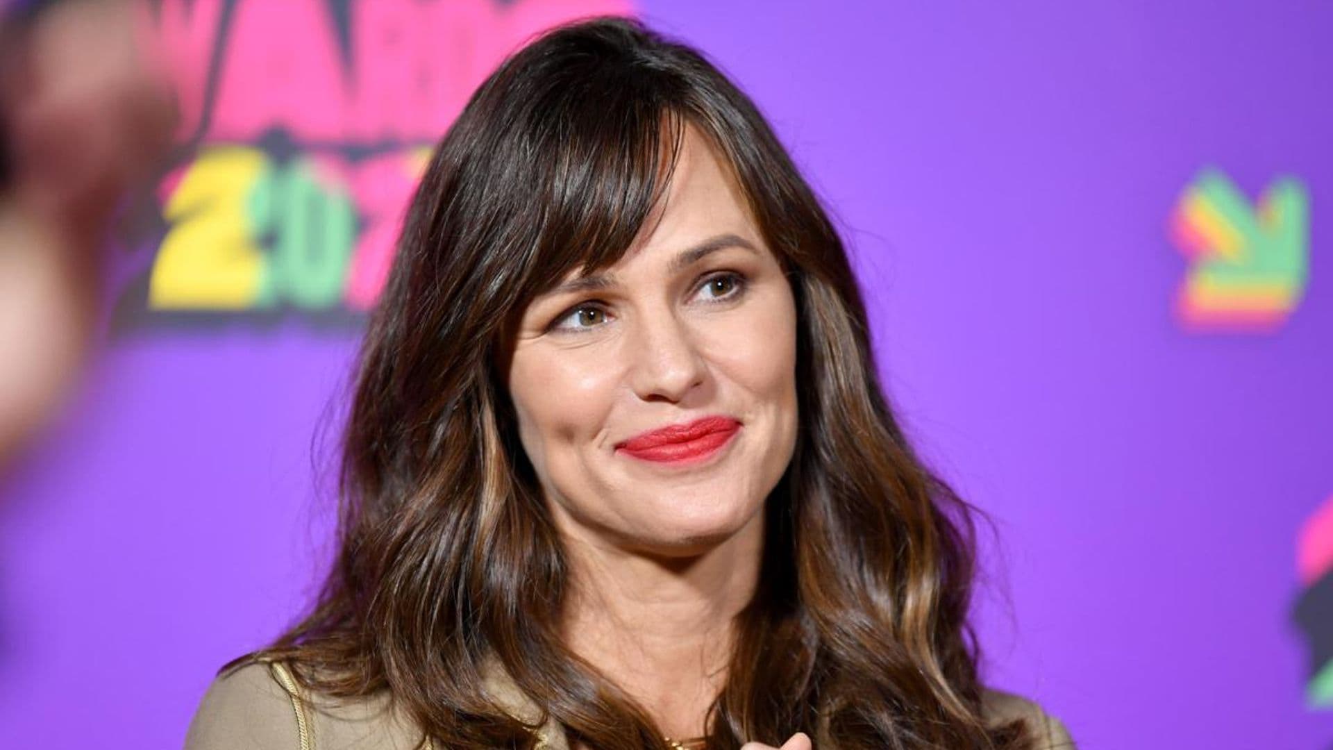 Jennifer Garner pretends she has a cooking show and makes beef and Cheese empanadas [RECIPE]