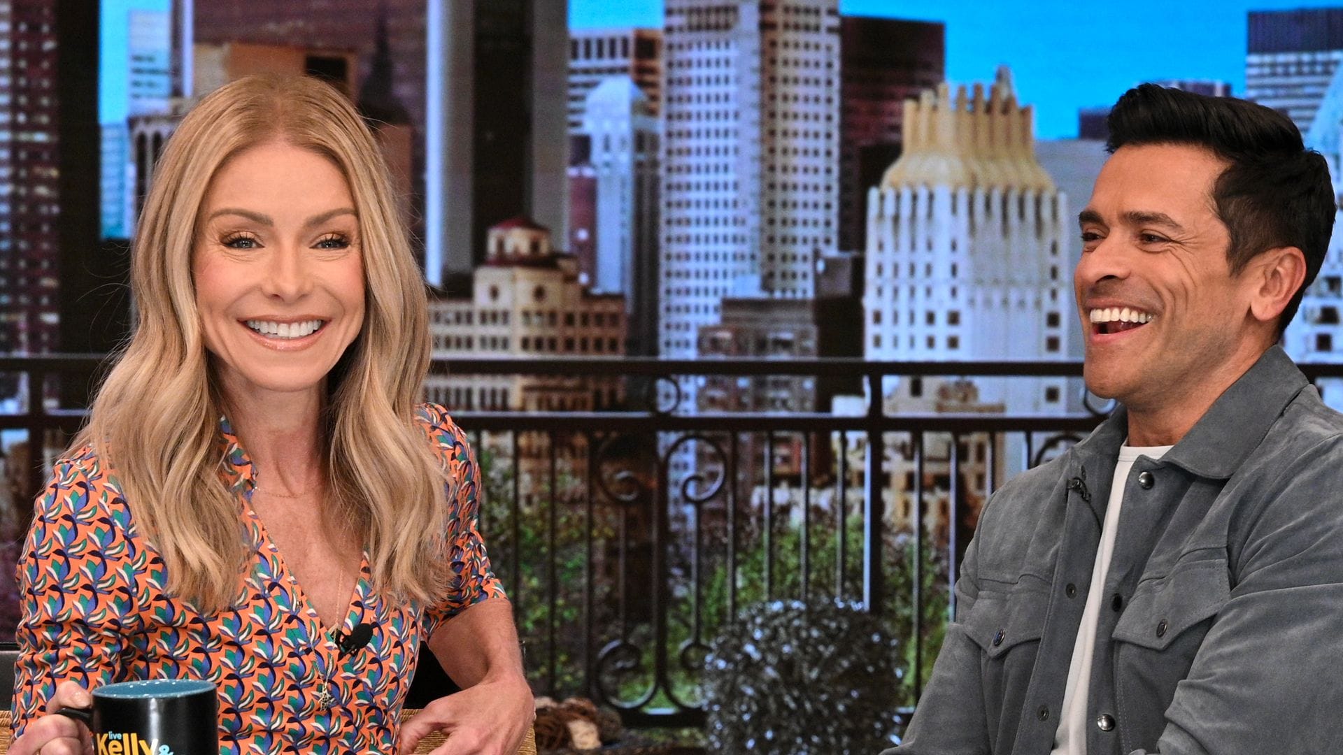 Kelly Ripa and Mark Consuelos turn live TV glitch into hilarious moment