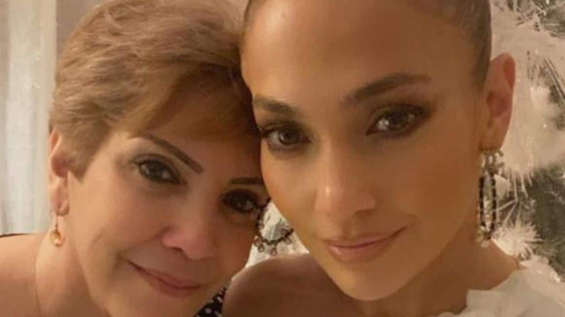 Jennifer Lopez and her mom pose for sweet holiday selfie