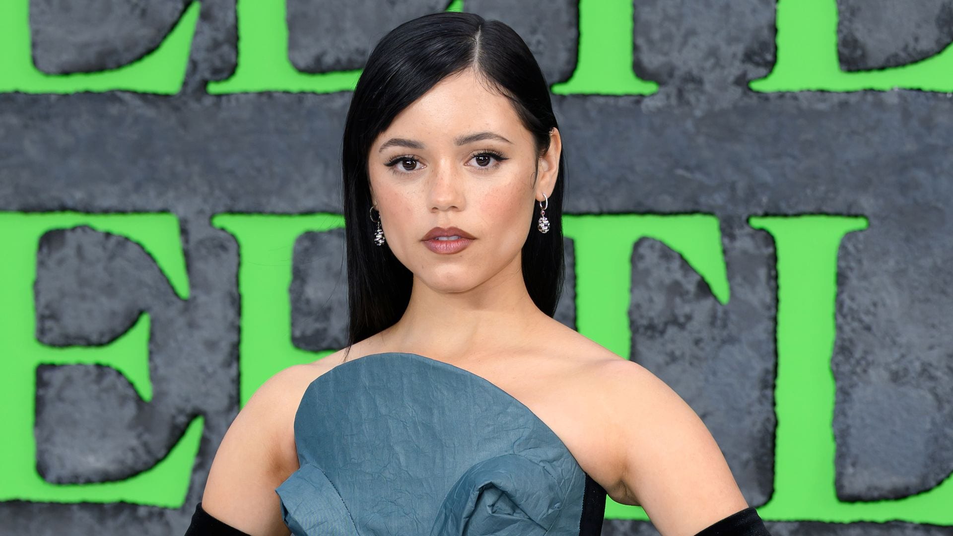 Jenna Ortega makes tacos from scratch with the cast of 'Beetlejuice' in Mexico