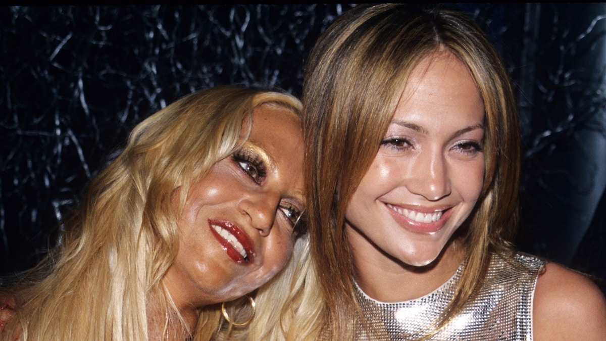 https://www.hola.com/us/horizon/landscape/3d24003bc309-donatella-versace-and-jennifer-lopez-during-notorious-magazine-launch-at-the-lim.jpg?im=Resize=(1200)