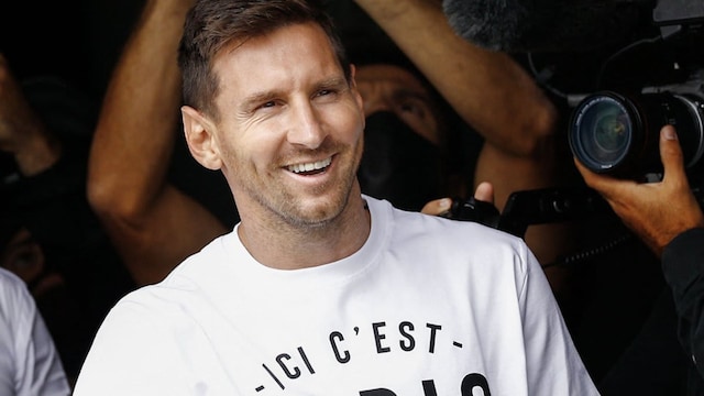 Argentinian football player Lionel Messi salutes supporters from a window after he landed on August 10, 2021 at Le Bourget airport, north of Paris, to become Paris Saint-Germain's new player following his departure from Barcelona, the club he has represented for the entirety of his 17-year professional career so far. - Asked by reporters at Barcelona's El Prat airport if the Argentine star would later on sign with the French club, Jorge Messi, the father and player's agent, said: "Yes".