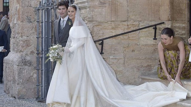 The couple emerge from the the church for the first time as husband and wife.
<br>Photo: Gtres